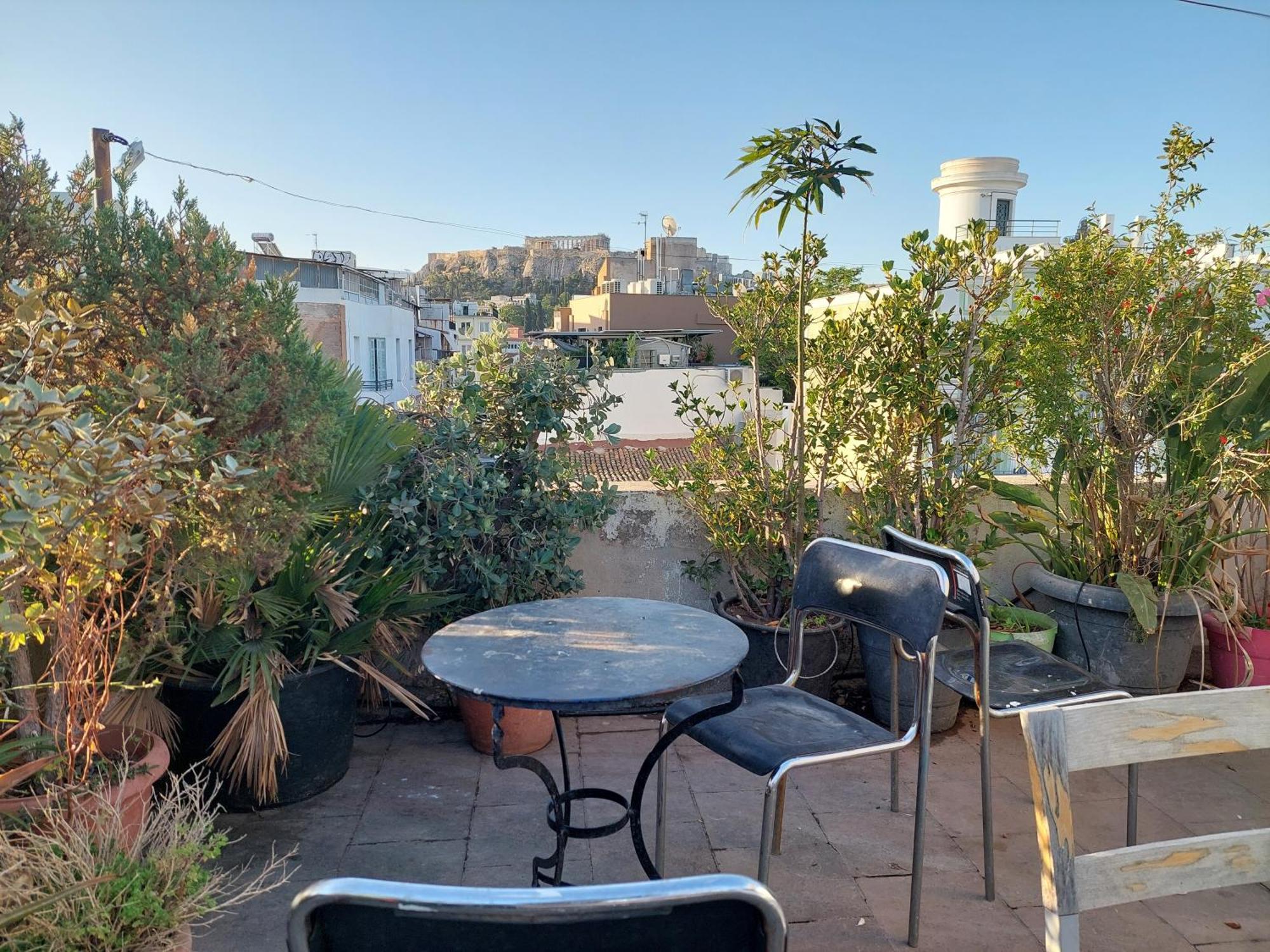 Thissio Room In The Apartmen Share Athen Exterior foto